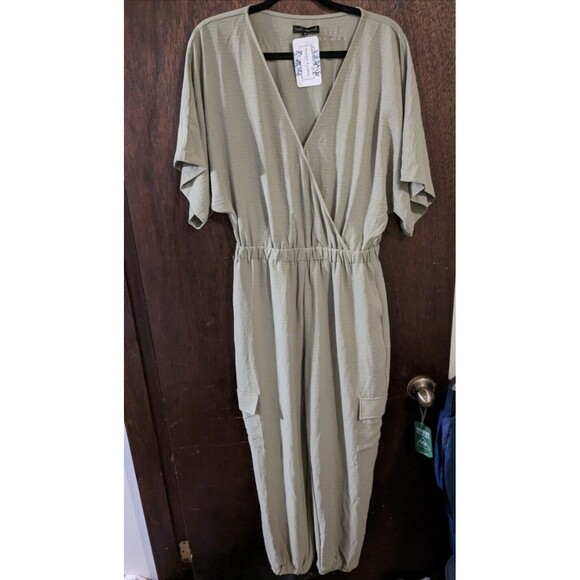 4/$12 Wishlist Apparel Medium Romper Green V-Neck - Picture 1 of 7
